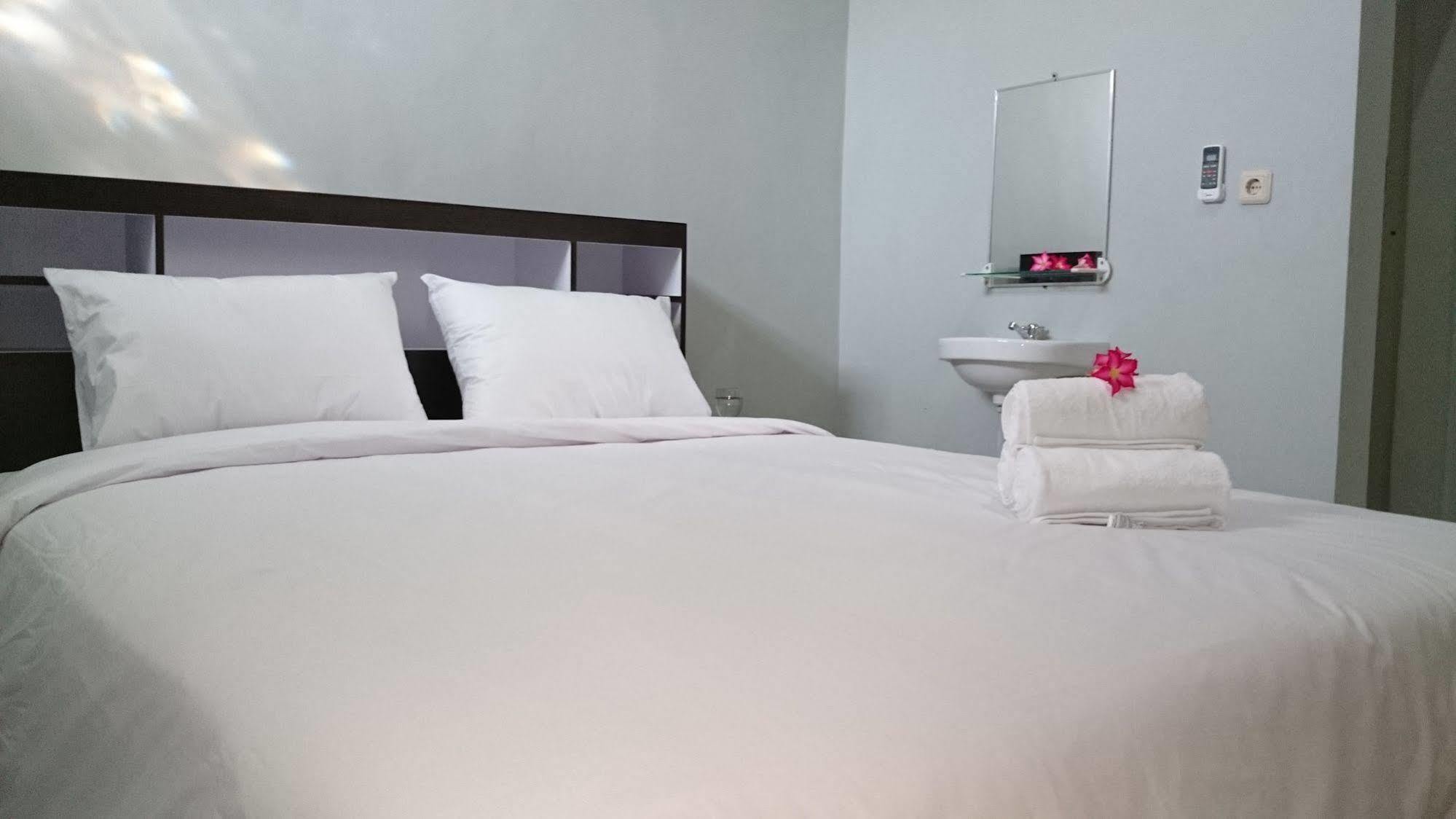 Reddoorz Plus @ Hotel Star 88 Tugu Exterior photo